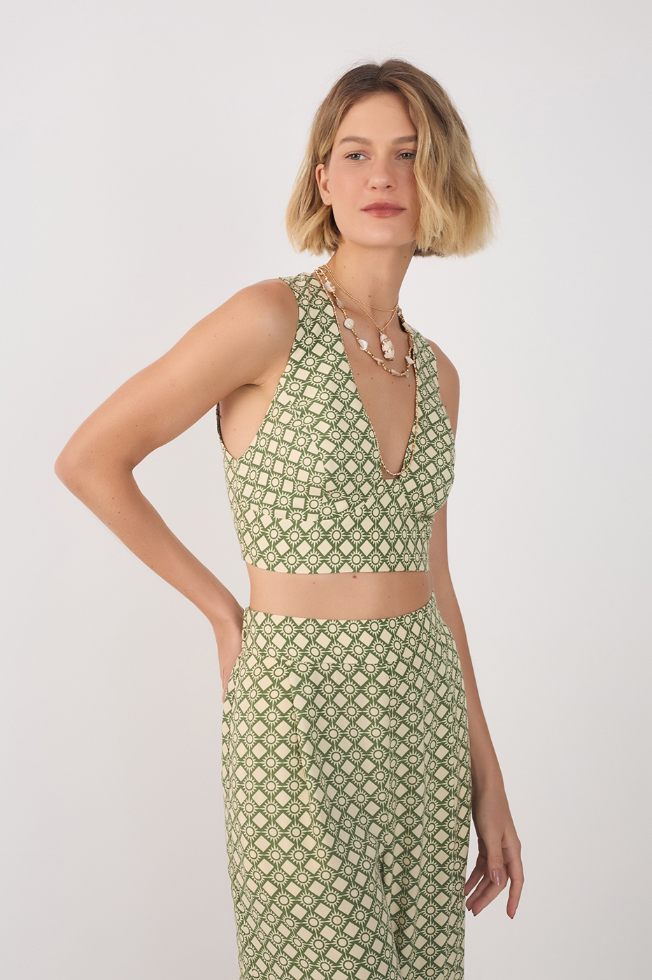 Green Amanhecer V Neck Sleeveless Top