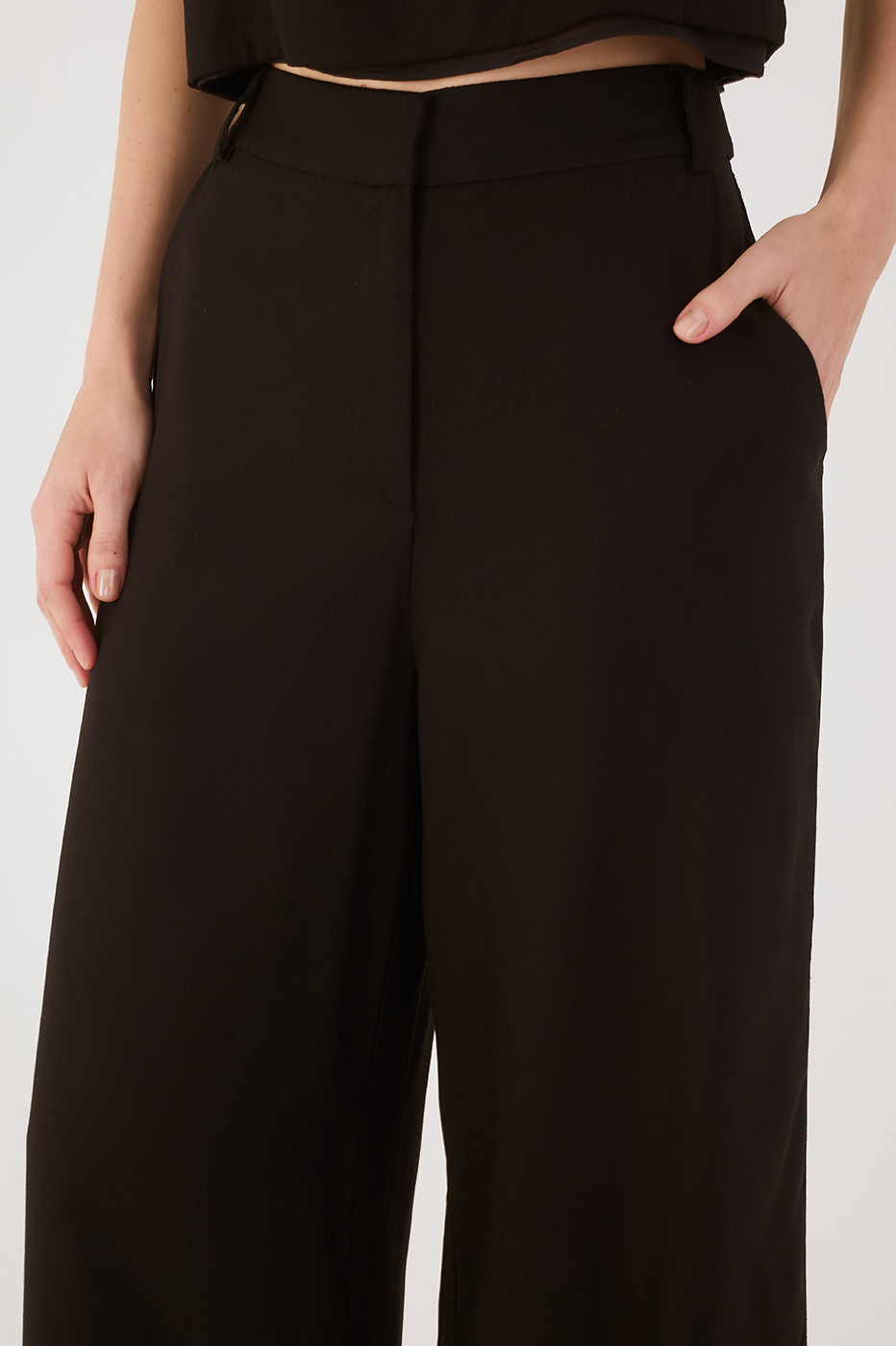 Black Pockets Wide-Leg Linen Pants