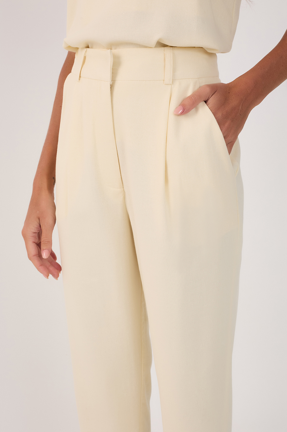 Beige Side Pockets Linen Carrot Pants