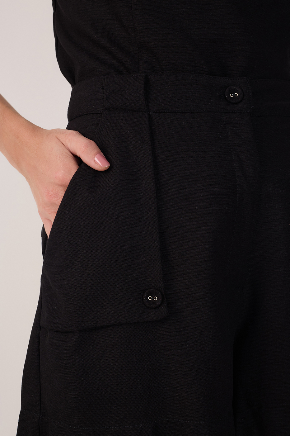 Black Buttoned Pockets Linen Shorts