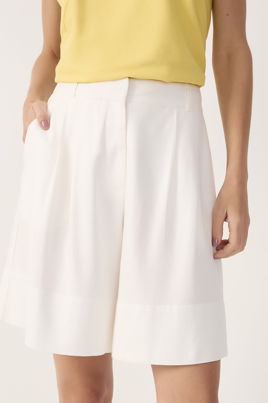 Off-White Pleated Linen Shorts