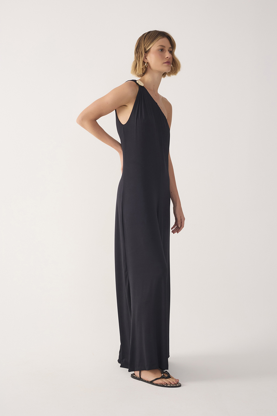 Black One-Shoulder Buckle Jumpsuit