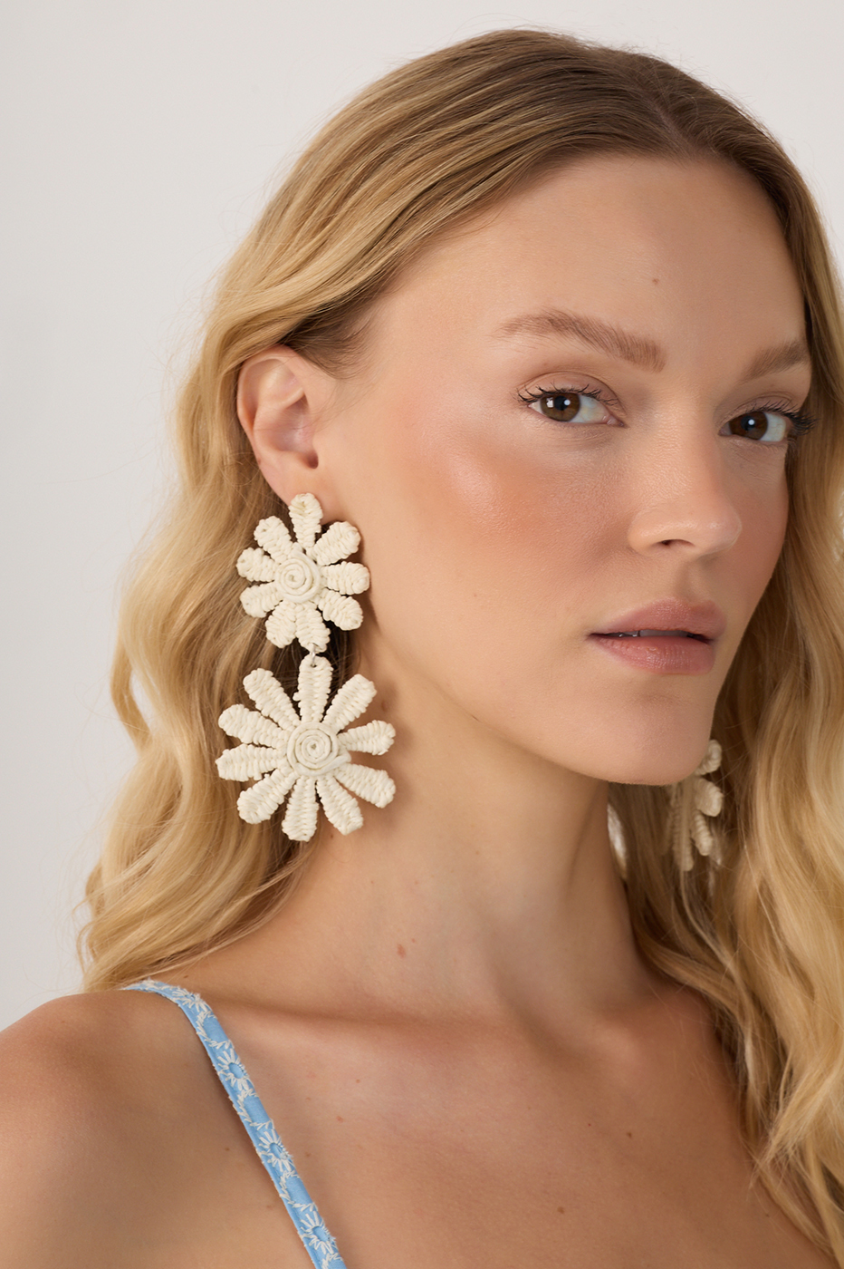 Beige Duo Flowers Straw Earrings